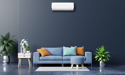 Luft-luftvärmepump ovanför en soffa i en central och öppen placering