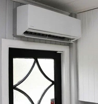 luftluftvärmepump med placering över en dörr